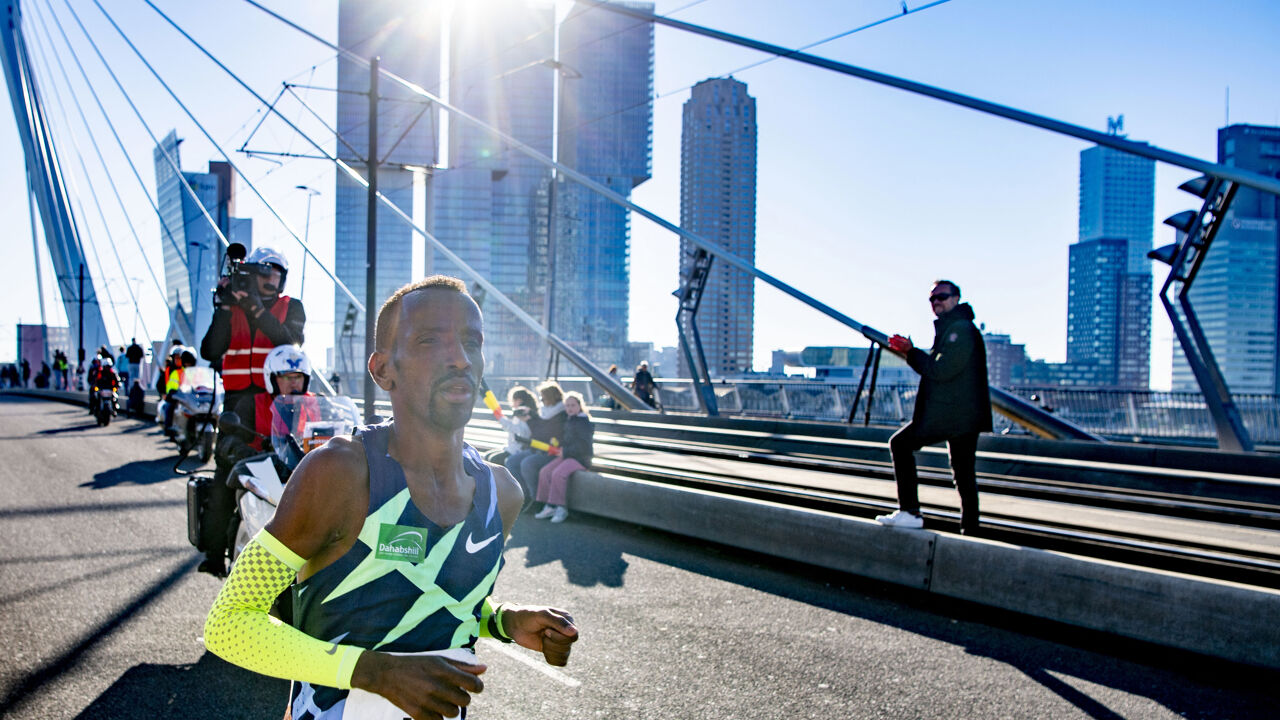 Non camminare in pieno sole nel bel mezzo della giornata. A meno che non ti chiami Bashir Abdi e tu abbia intenzione di vincere una maratona. Bashir Abdi