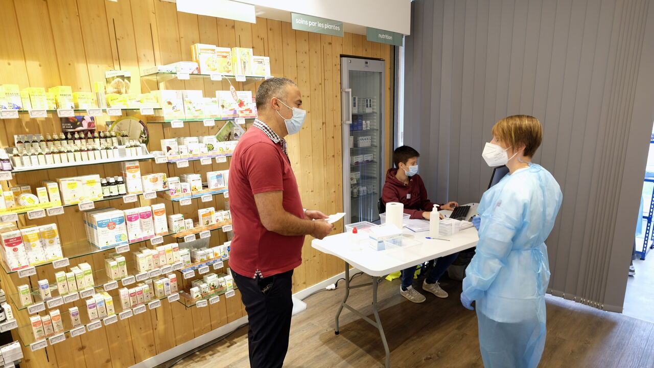 Tijdelijk tekort aan sneltesten bij apothekers: wanneer kan je je daar