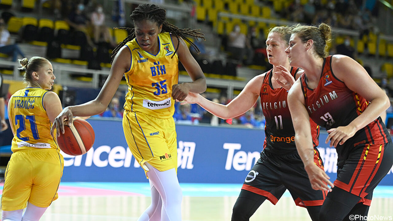 De Belgian Cats proberen Jonquel Jones af te stoppen tijdens het voorbije EK.