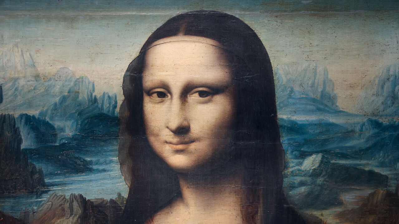 Man verkleed als oude vrouw in rolstoel besmeurt Mona Lisa met taart in