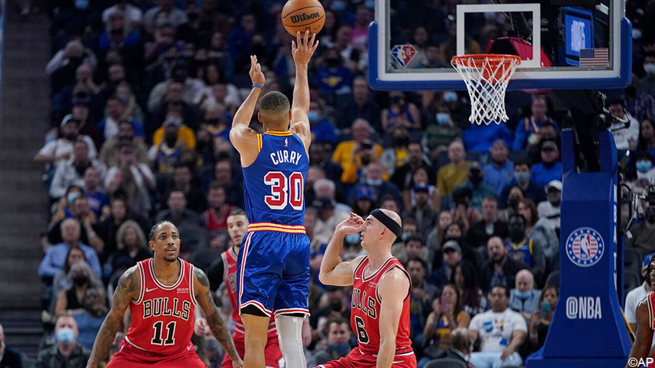 Голден стэйт уорриорз чикаго буллз матч. Steph Curry three Pointers. Нью-Йорк НИКС Голден Стэйт Уорриорз 21 декабря. 3,000 Three-point NBA Curry.