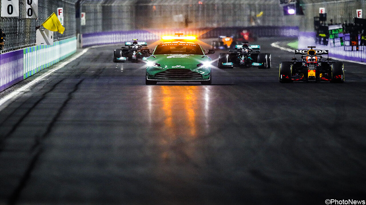 De safety car had een drukke werkdag.