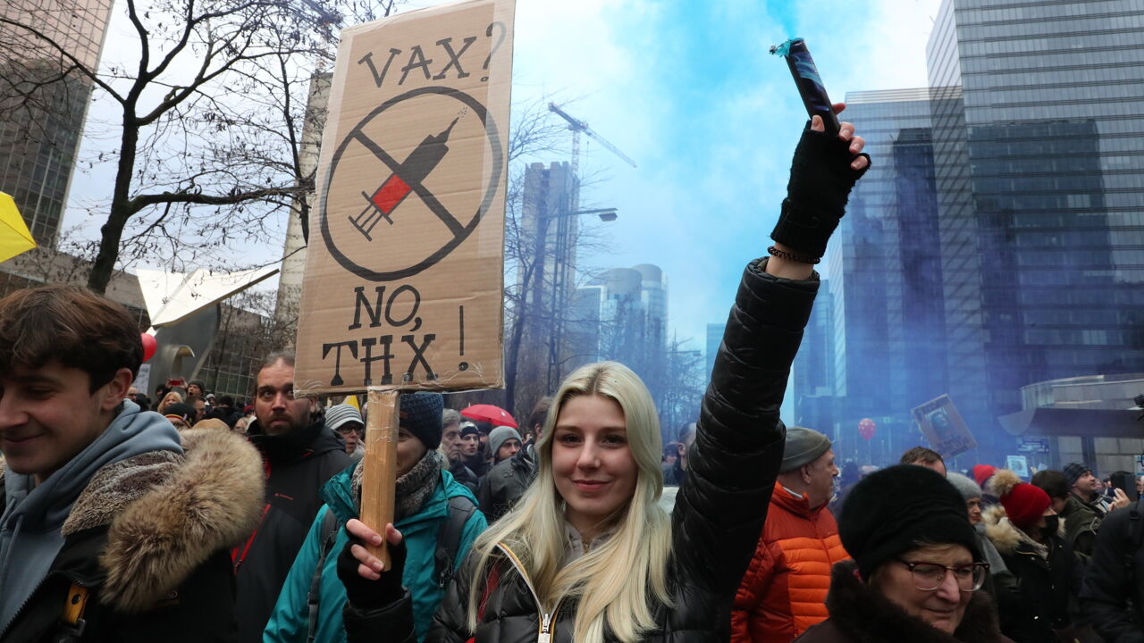 Ограничения против. Протесты. Протесты в Брюсселе. Протесты в Брюсселе против ревакцинации от коронавируса. Протесты против Covid.