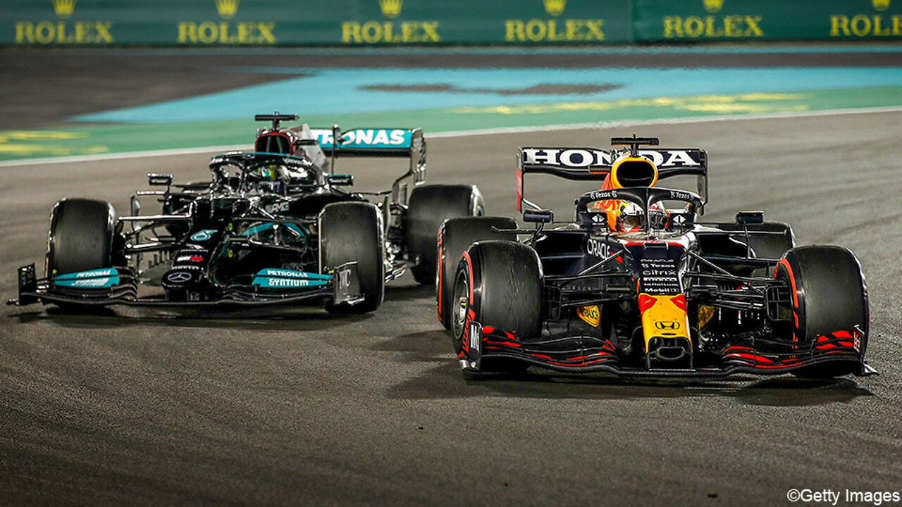 Verstappen (r) beats Hamilton (l) on the last lap. Verstappen beats Hamilton on the last lap.