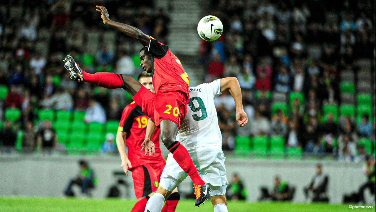 Een zeldzaam beeld van Tshimanga in actie voor de Rode Duivels.