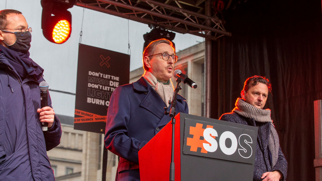 La rumorosa protesta di Bruxelles contro il Mont des Arts con Michael de Kock (a destra). La rumorosa protesta di Bruxelles contro il Mont des Arts con Michael de Kock (a destra).