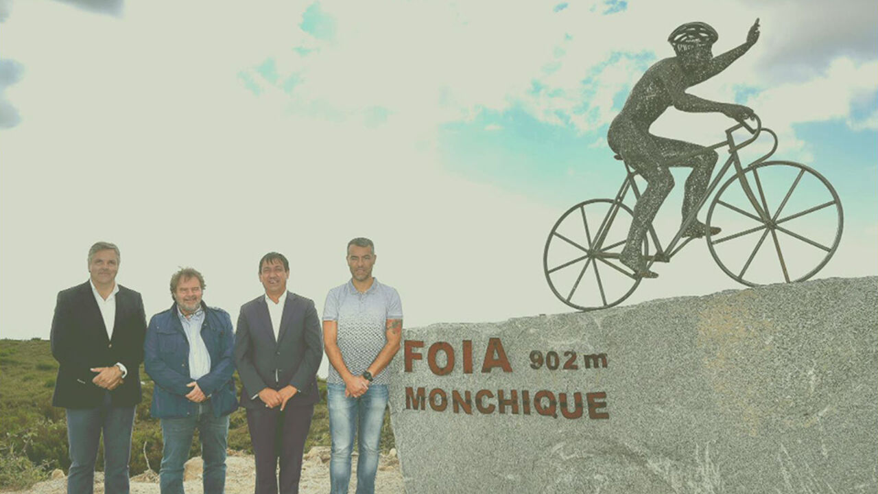 Het standbeeld van Evenepoel op de Portugese col.