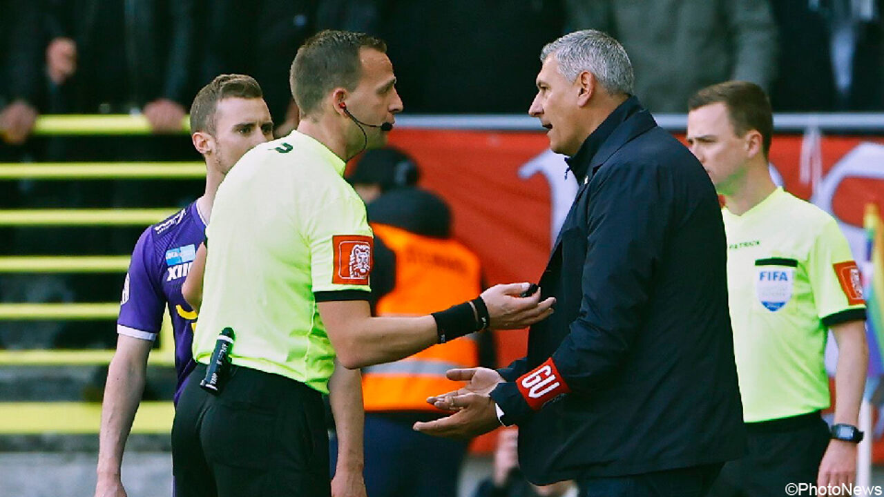 Bearshot coach Greg Vanderett discusses referee Nathan Verbumin. Bearshot coach Greg Vanderett discusses referee Nathan Verbumin.