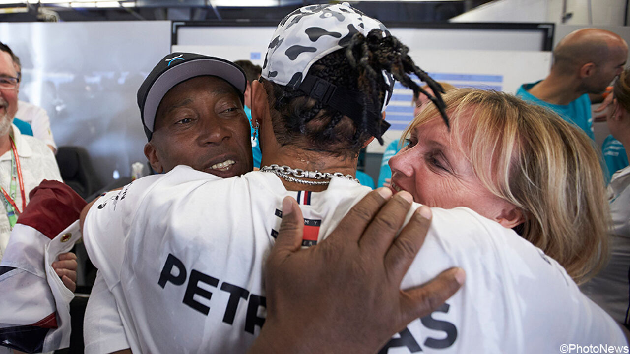 La madre di Hamilton, Carmen Larpallister, appare spesso sul circuito di Formula 1. La madre di Hamilton, Carmen Larpallister, appare spesso sul circuito di Formula 1.
