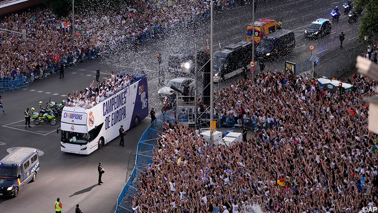 Molti tifosi del Real Madrid sono venuti a salutare i loro eroi. sostenitori