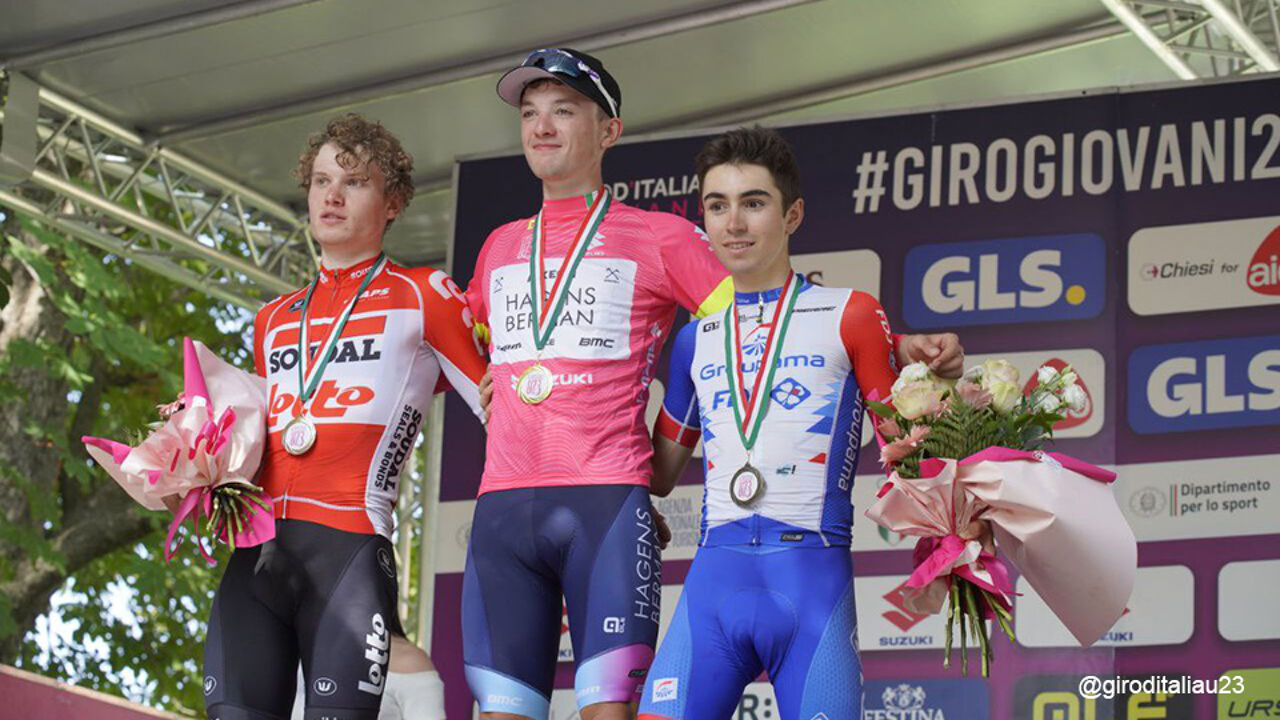 Het podium van de Baby Giro: Van Eetvelt (2e), Hayter (1e) en Martinez (3e).