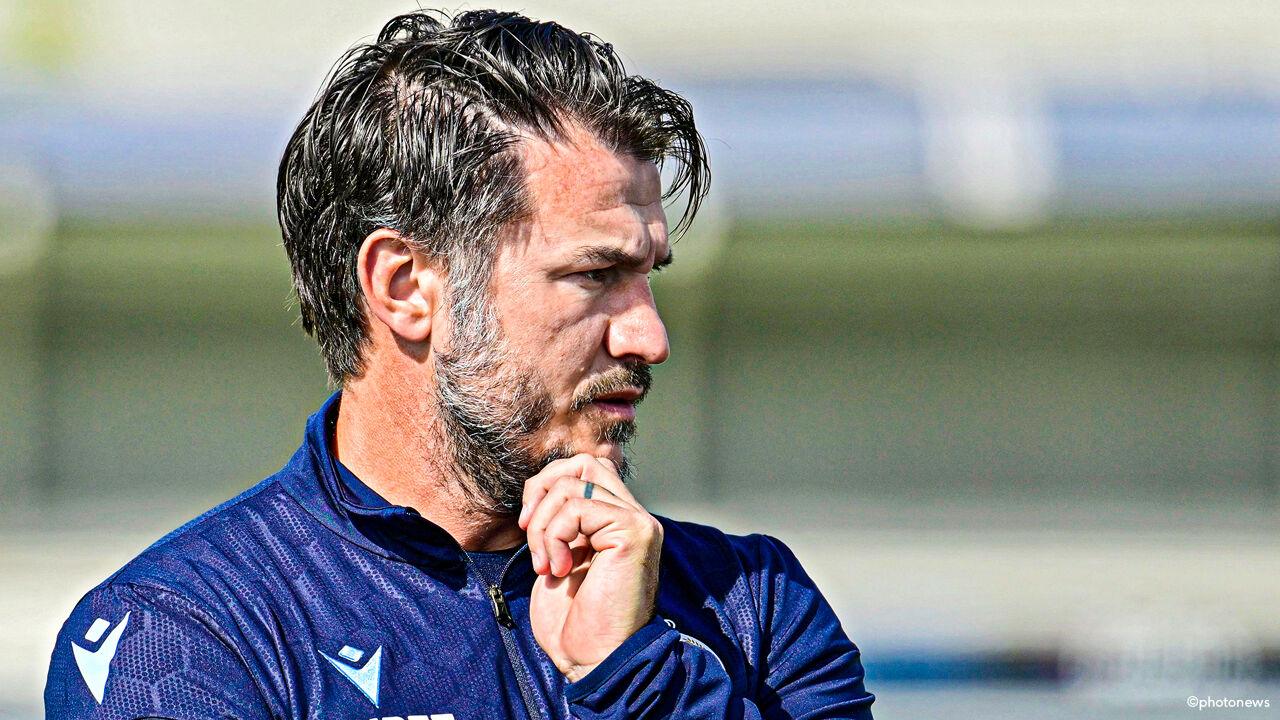 Karl Hofkins simboleggia il battesimo del fuoco come allenatore del Club Brugge. Karl Hofkins simboleggia il battesimo del fuoco come allenatore del Club Brugge.