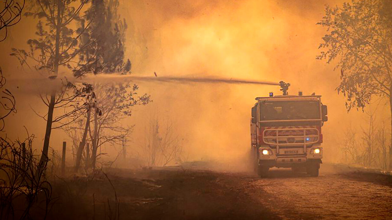 I vigili del fuoco combattono un incendio vicino a Landeras. I vigili del fuoco combattono un incendio vicino a Landeras.