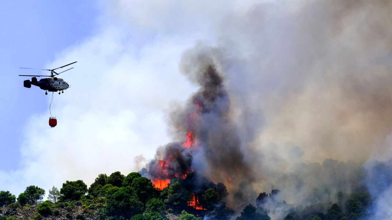 Un elicottero spegne l'incendio vicino a Malaga. Un elicottero spegne l'incendio vicino a Malaga.