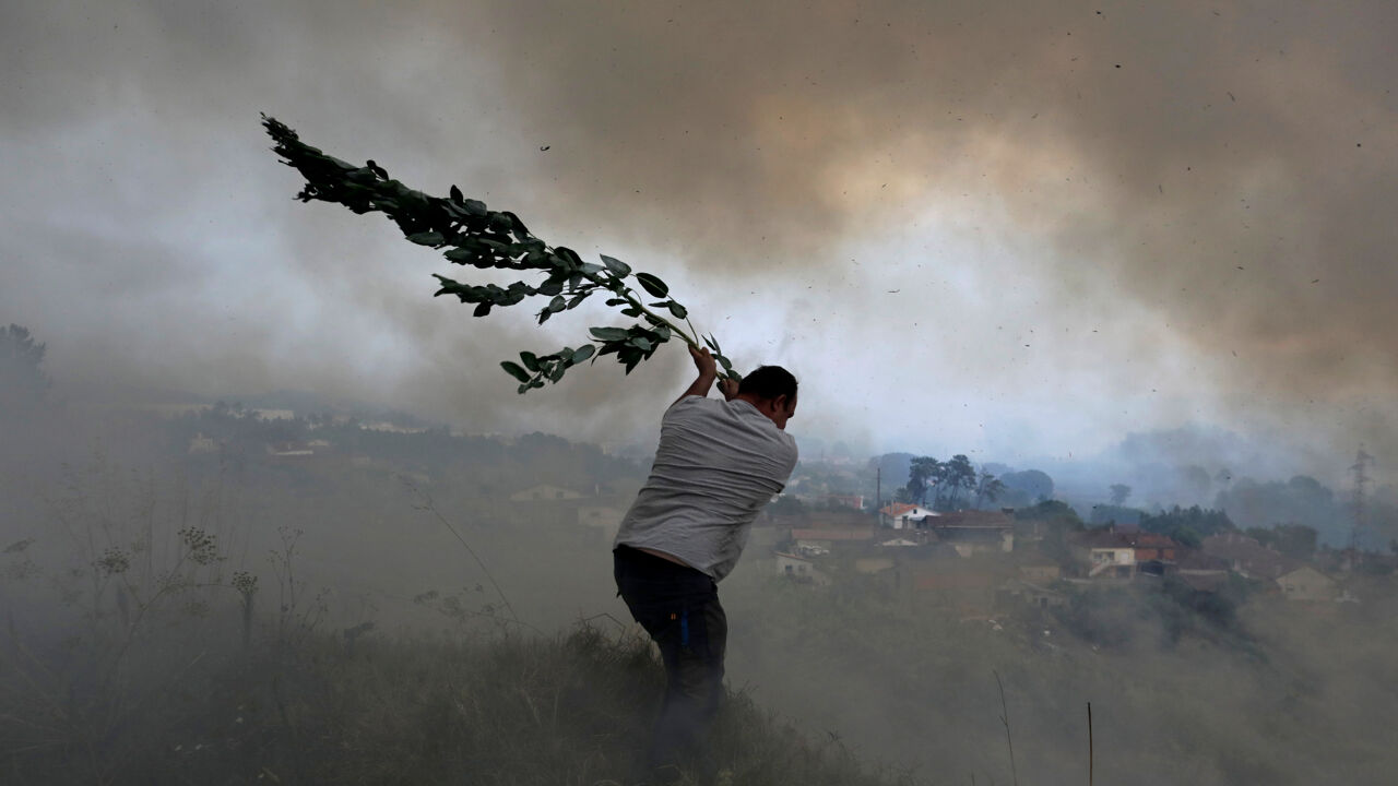 Un volontario cerca di prevenire un incendio a Casal da Quinta. Un volontario cerca di prevenire un incendio a Casal da Quinta.