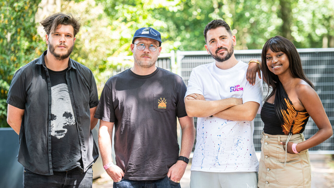 Il regista Jonas Guverts con i suoi tre eroi dentro "H4Z4RD": Jeroen Percival, Dimitri Vegas e Jennifer Helen Il regista Jonas Guverts con i suoi tre eroi dentro "H4Z4RD": Jeroen Percival, Dimitri Vegas e Jennifer Helen