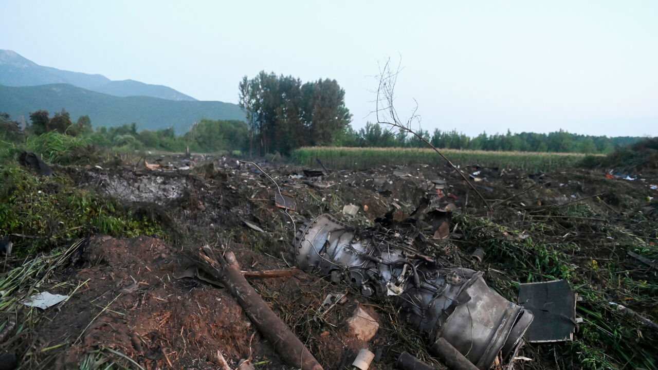 Het vrachtvliegtuig stortte neer in landbouwgebied. Het vrachtvliegtuig stortte neer in landbouwgebied.