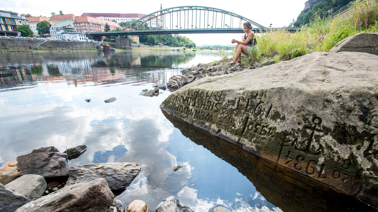 Boodschappen als herinnering aan vorige droogteperiodes: die info komt letterlijk bovendrijven op "hongerstenen" Boodschappen als herinnering aan vorige droogteperiodes: die info komt letterlijk bovendrijven op "hongerstenen"