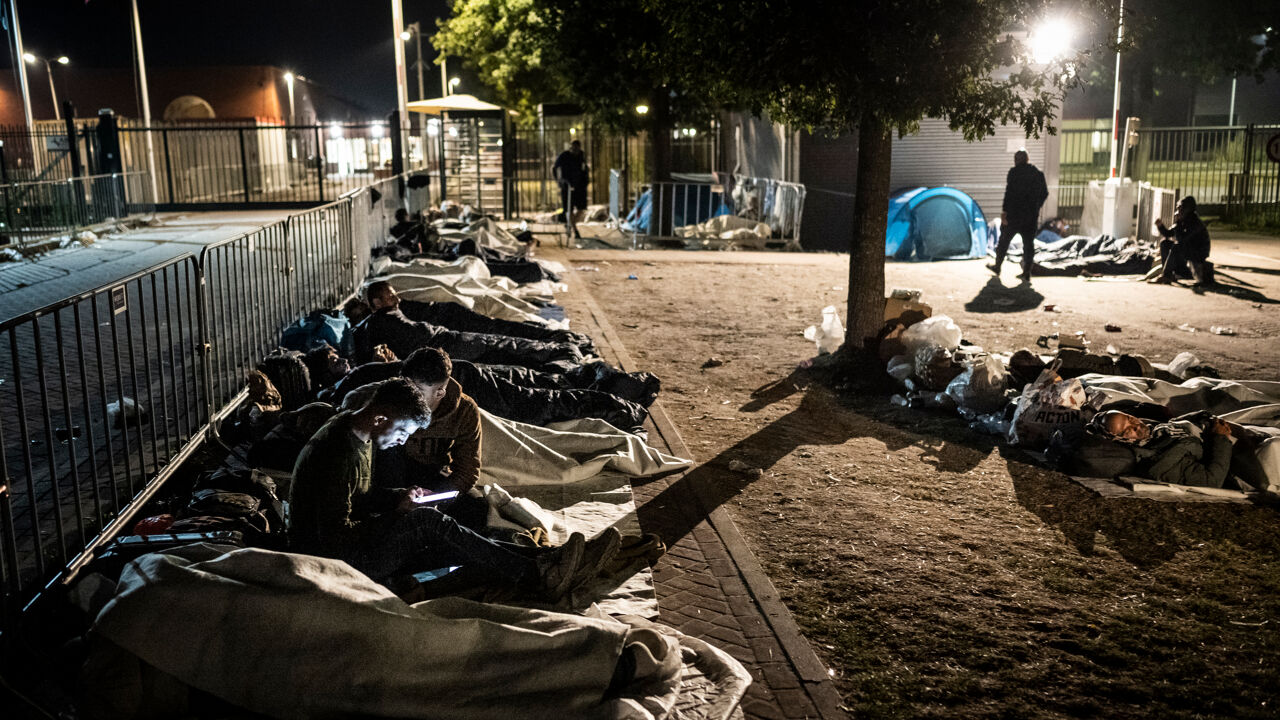 700 Asielzoekers Slapen Buiten Aan Nederlands Aanmeldcentrum Voor ...