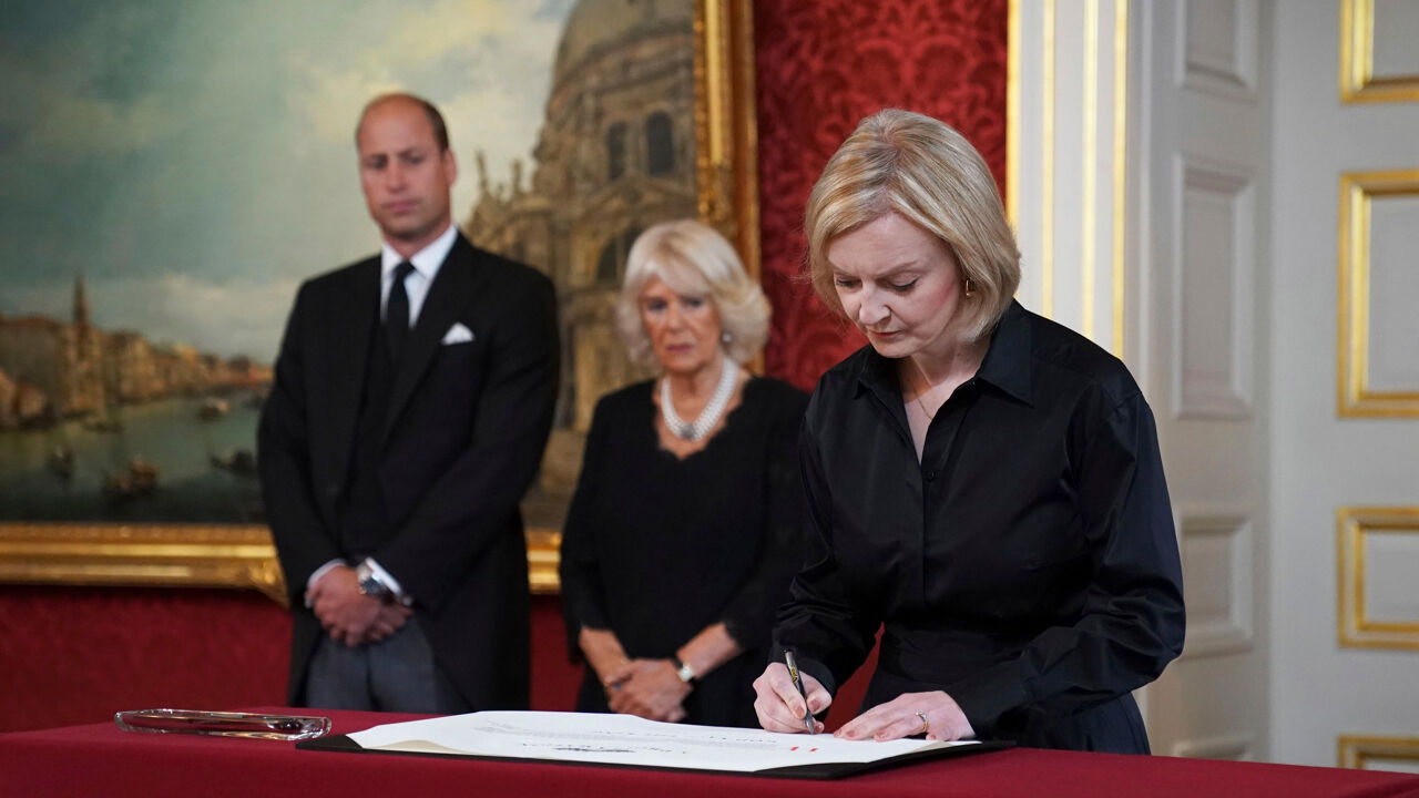 Il principe ereditario, la regina Camilla e il primo ministro Liz Truss firmano i documenti. Il principe ereditario, la regina Camilla e il primo ministro Liz Truss firmano i documenti.
