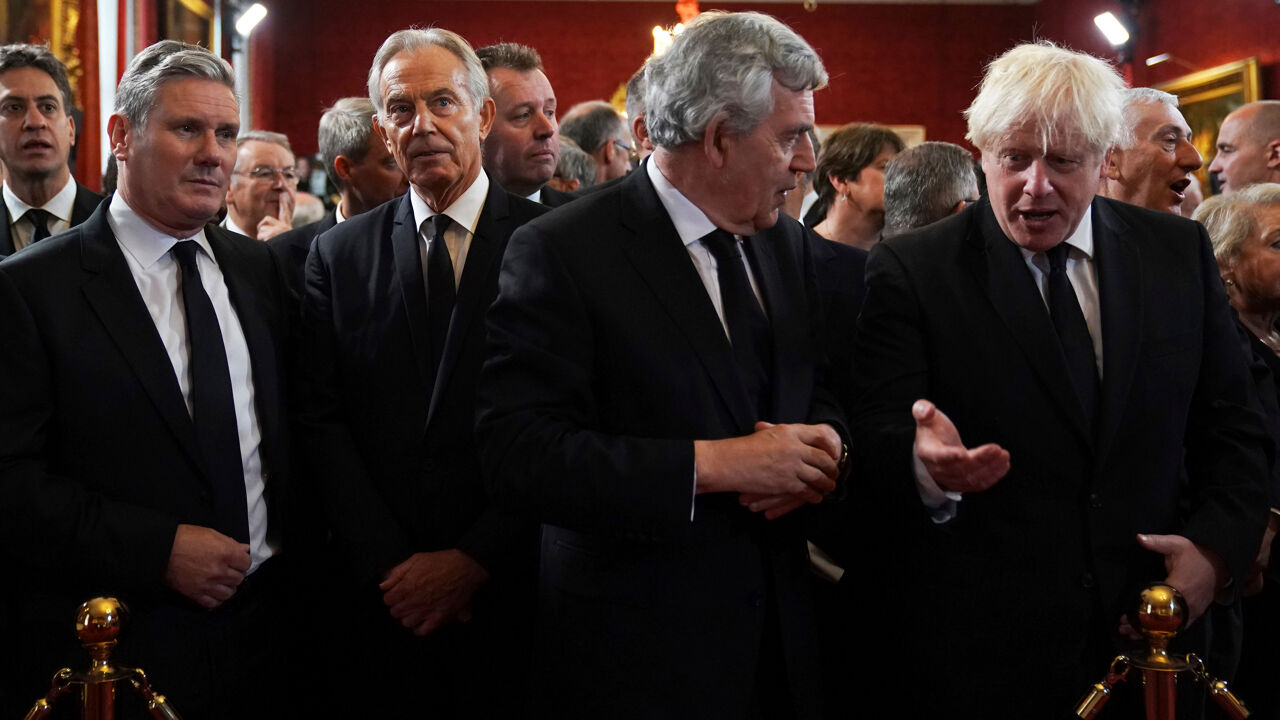 Parte della tavola della corona. Riconosci gli ex primi ministri Tony Blair, Gordon Brown e Boris Johnson. Parte della tavola della corona. Riconosci gli ex primi ministri Tony Blair, Gordon Brown e Boris Johnson.