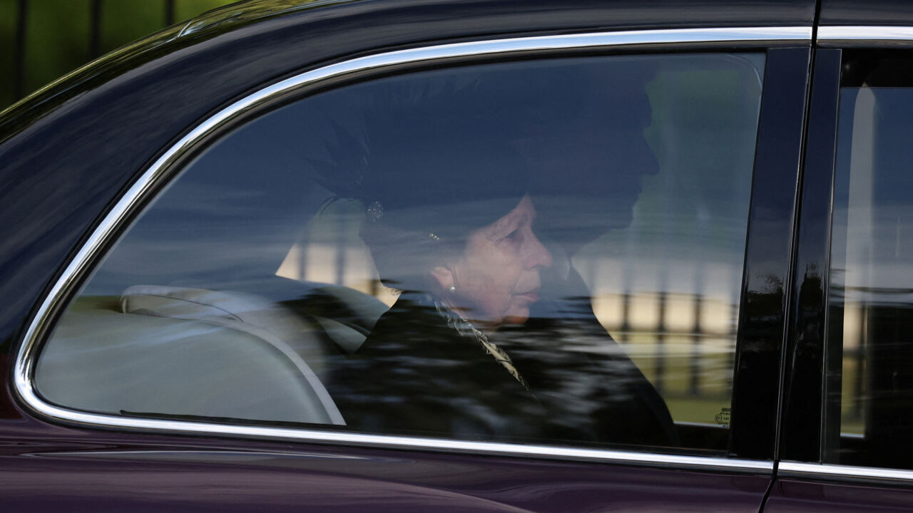 La sua unica figlia non la lascia. La sua unica figlia non la lascia.