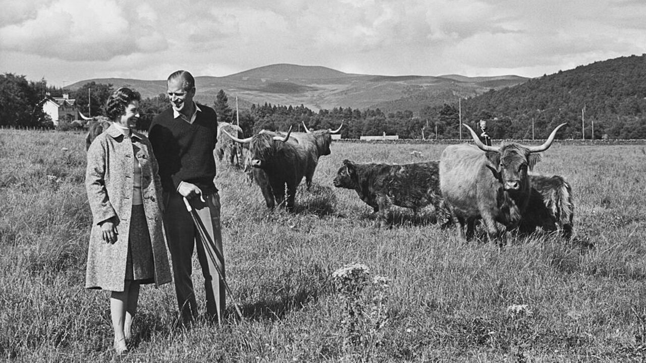 La regina e suo marito, il principe Filippo, si sono goduti a lungo la campagna scozzese a Balmoral. La regina e suo marito, il principe Filippo, si sono goduti a lungo la campagna scozzese a Balmoral.