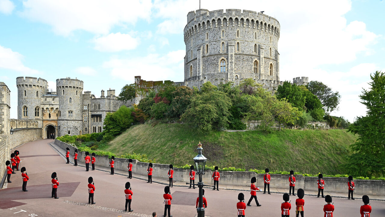 Bewakers staan al klaar aan Windsor Castle. Bewakers staan al klaar aan Windsor Castle.