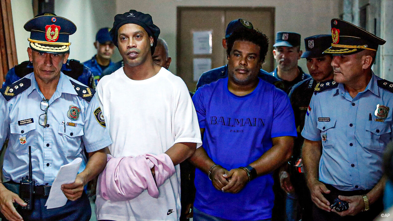 Ronaldinho met rechts van hem zijn broer Assis, die eveneens de gevangenis in moest in Paraguay.