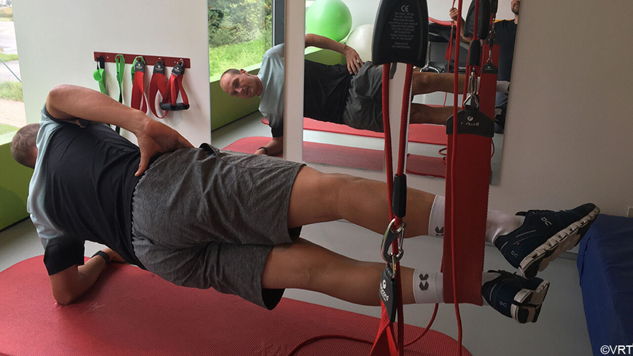 Jonas Rickaert revaliderend bij zijn kinesist.