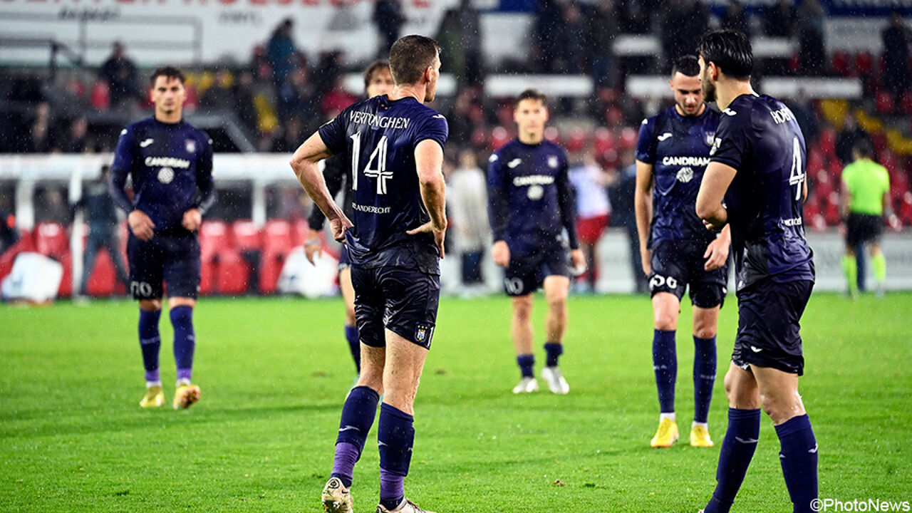 «Андерлехт» снова проигрывает после матча, полного VAR, красных карточек и гола за 95 минут |  Юпилер Про Лига 2022/2023