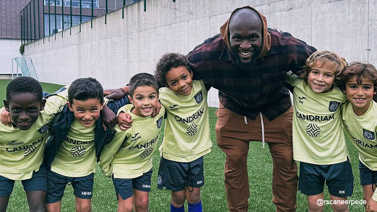 Hoog Bezoek Op Neerpede: Romelu Lukaku Snuift Nostalgie Op Bij De Jeugd ...