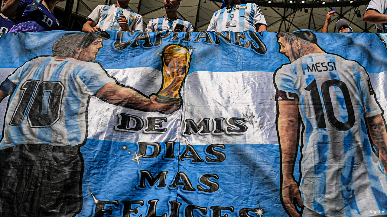 Het grote spandoek met Messi en Maradona hing dinsdag in Qatar.