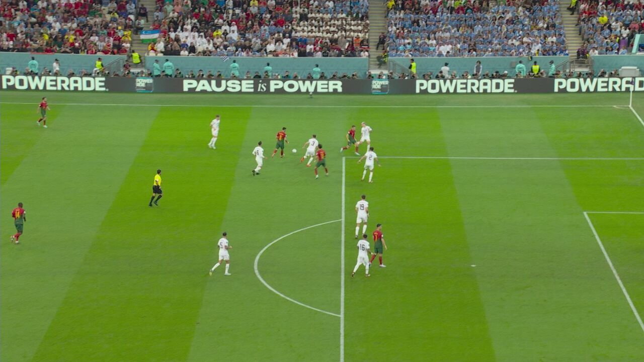 Bruno Fernandez draait een voorzet met wat geluk in doel: 1-0 | sporza