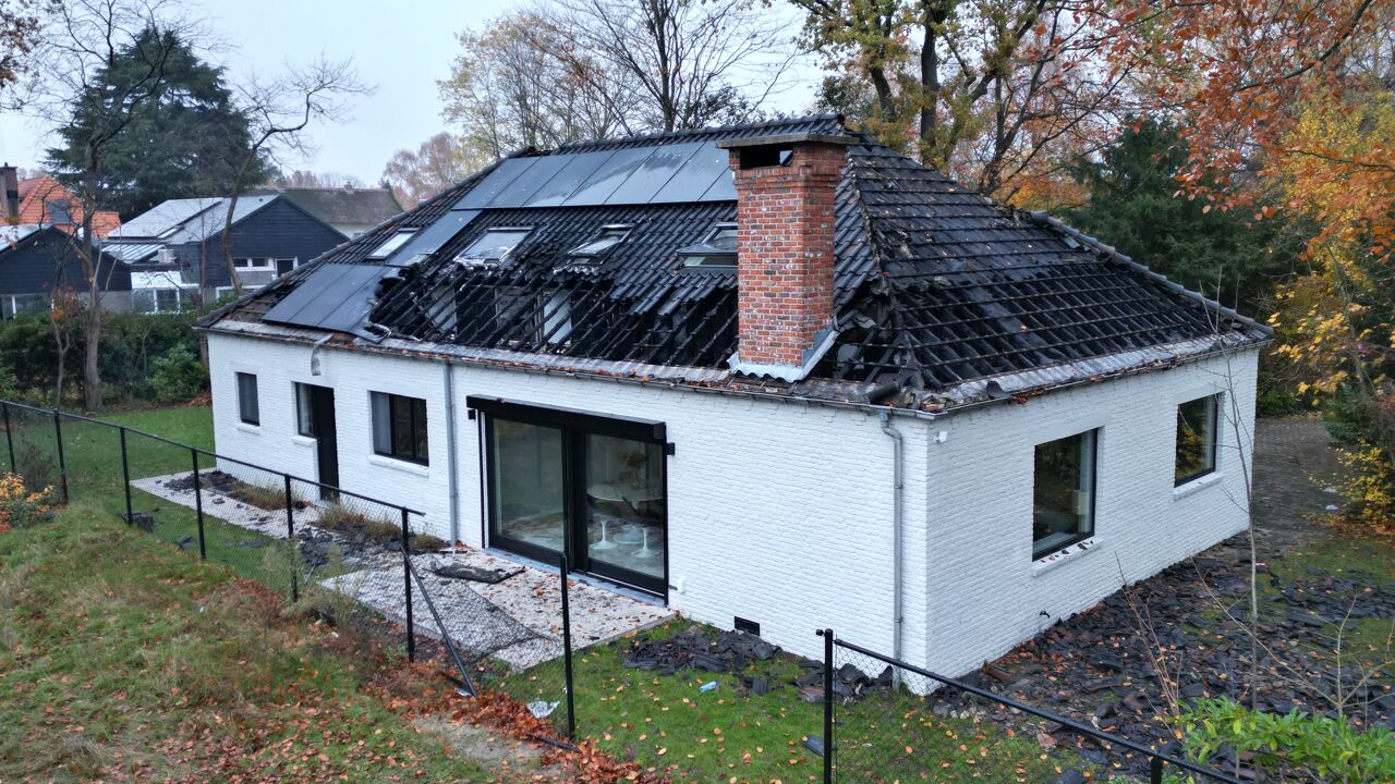 Hevige Brand Verwoest Dak Van Pas Gerenoveerde Woning In Ekeren | VRT ...