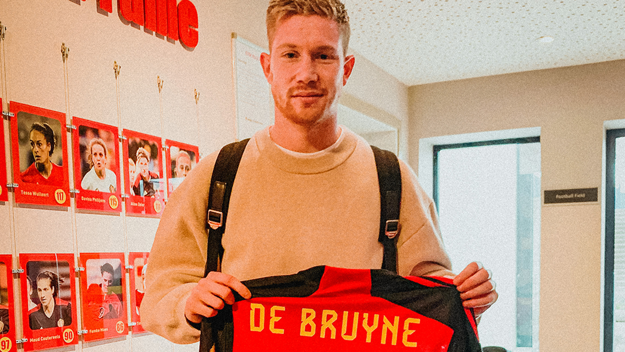 Tröja från Kevin De Bruyne samlade in 51 223 euro, Linda hade tur: “Nu en väldigt populär mamma” | den hetaste veckan Tröja från Kevin De Bruyne samlade in 51 223 euro, Linda hade tur: “Nu en väldigt populär mamma” | den hetaste veckan