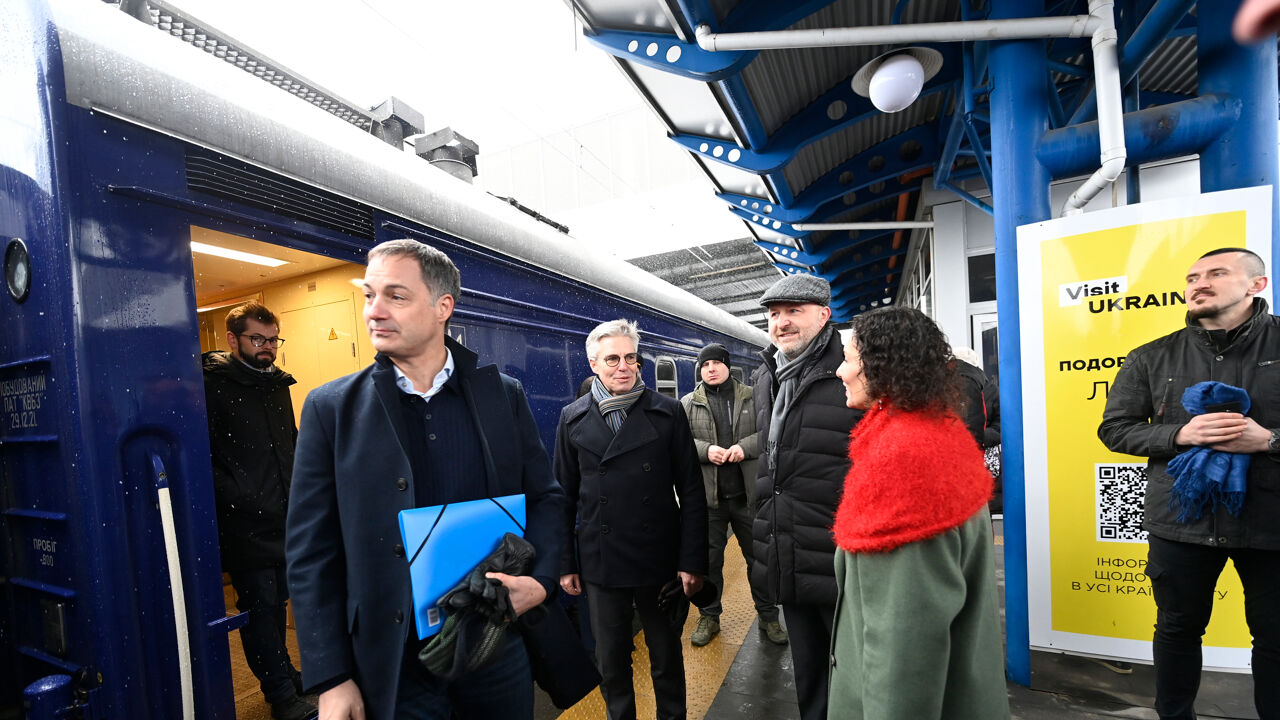 Prime Minister Alexandre de Crouw (Open VLT) and Foreign Minister Hadjah Lahbib on the same train Prime Minister Alexandre de Crouw (Open VLT) and Foreign Minister Hadjah Lahbib on the same train