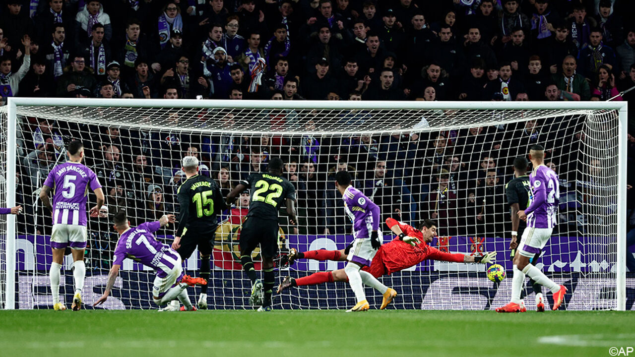 Courtois tiene in piedi il Real Madrid con parate cruciali in una dura vittoria contro il Valladolid |  La Liga Calcio 2022/2023