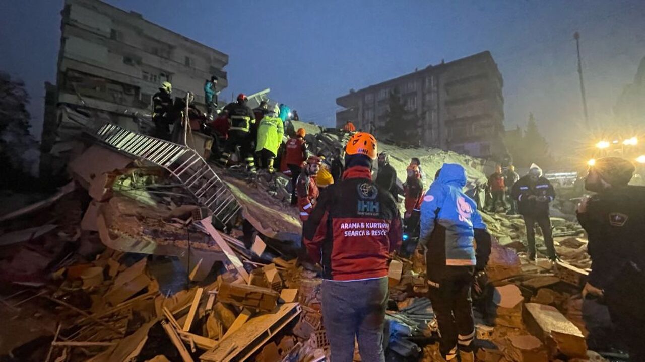 Zware Aardbevingen Treffen Turkije En Buurland Syrië: Duizenden Doden ...