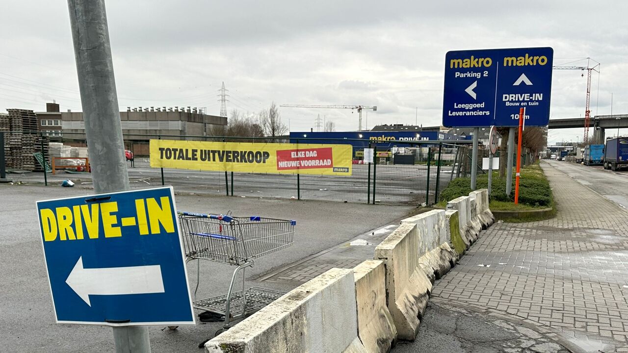 Makro Machelen Wordt Tijdelijk Parkeerterrein Voor Leasewagens | VRT ...