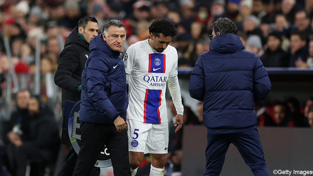 Galtier haalt de geblesseerde Marquinhos van het veld.