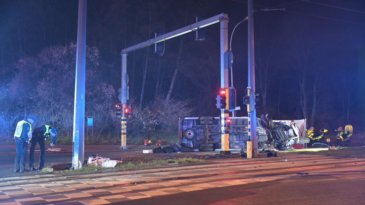 Dode En Zwaargewonde Bij Ongeval Met Minibusje In Antwerpen | VRT NWS ...