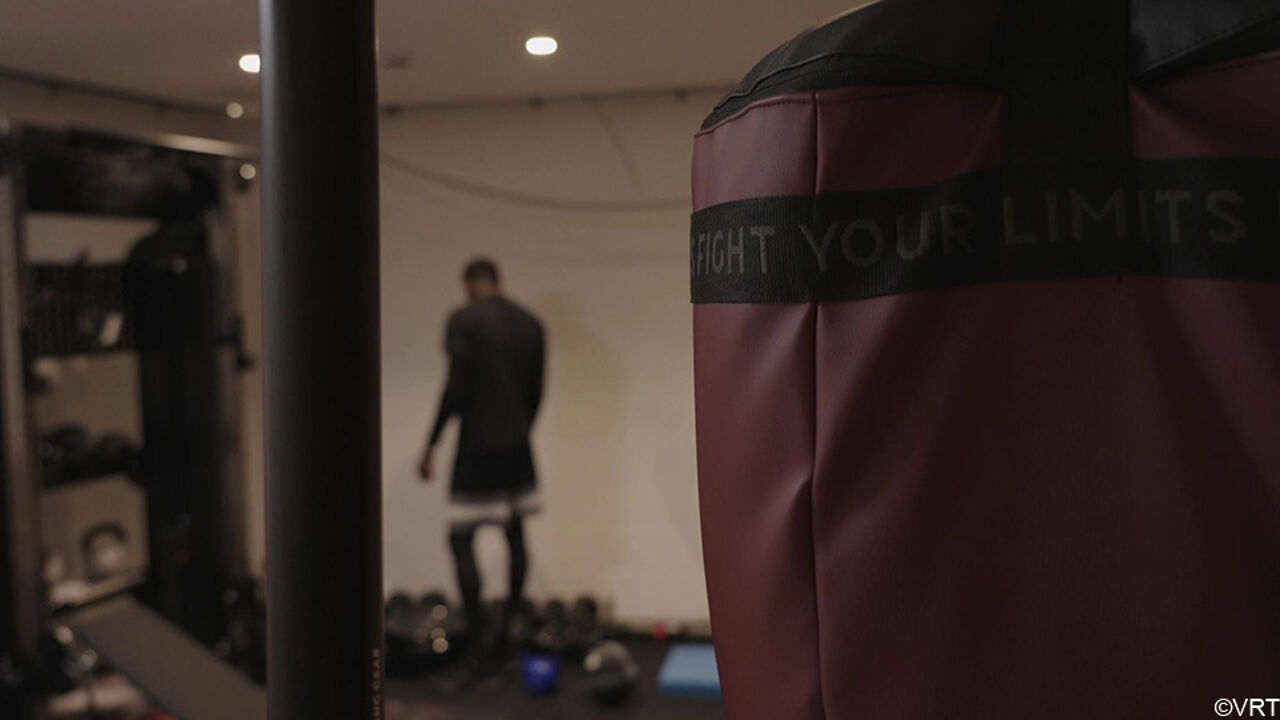 De befaamde boksbal in de garage van Onana.