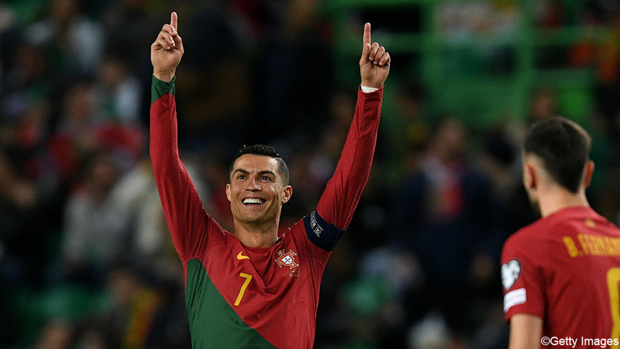 Криштиану Роналду приковывает к себе внимание благодаря рекорду и двум голам в первом матче Роберто Мартинес |  Отборочные матчи чемпионата Европы 2024 года.