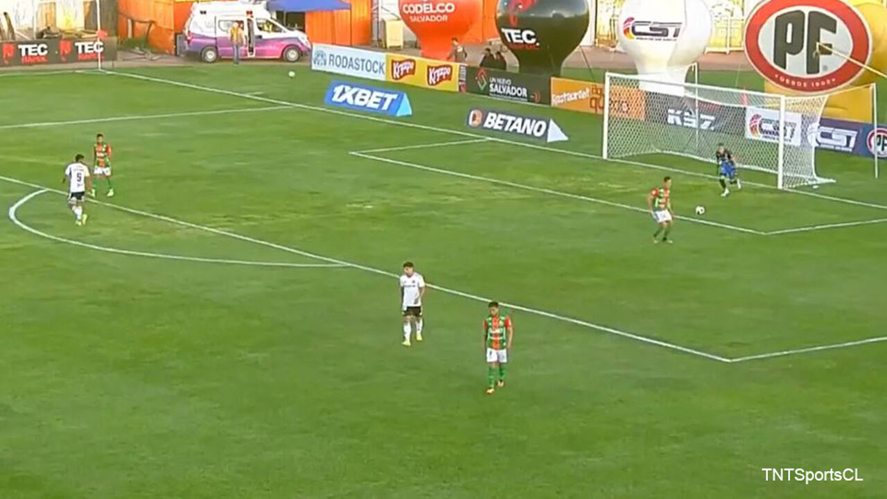 Chilean goalkeeper scores with a kick from 101 meters, the farthest goal ever |  distinct