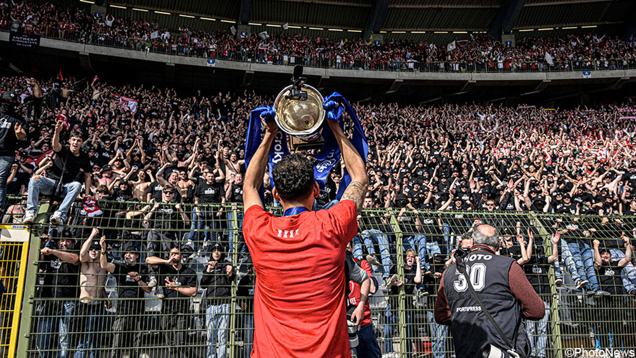 Серия фотографий: жители Антверпена качают стадион имени короля Бодуэна во время роскошного празднования кубка |  Эскиз чашка