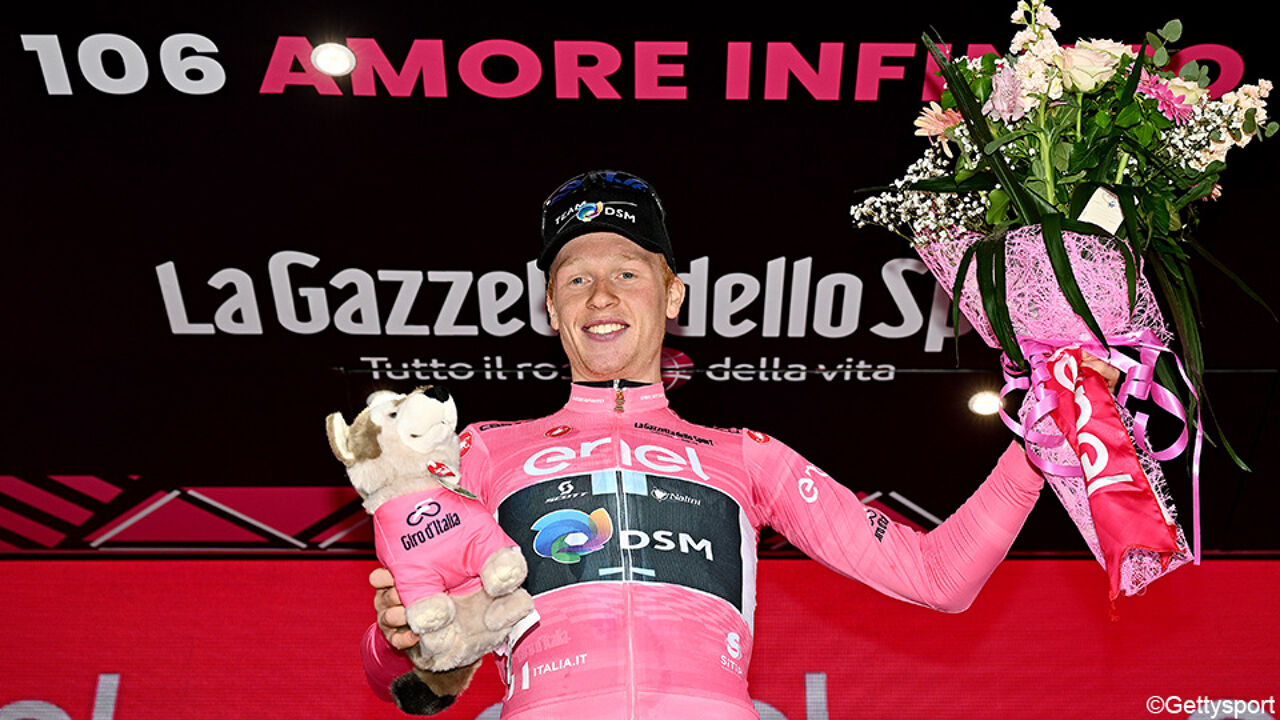 Ремко Эвенепул передает розовую майку норвежскому Лекнессунду |  Джиро д’Италия 2023