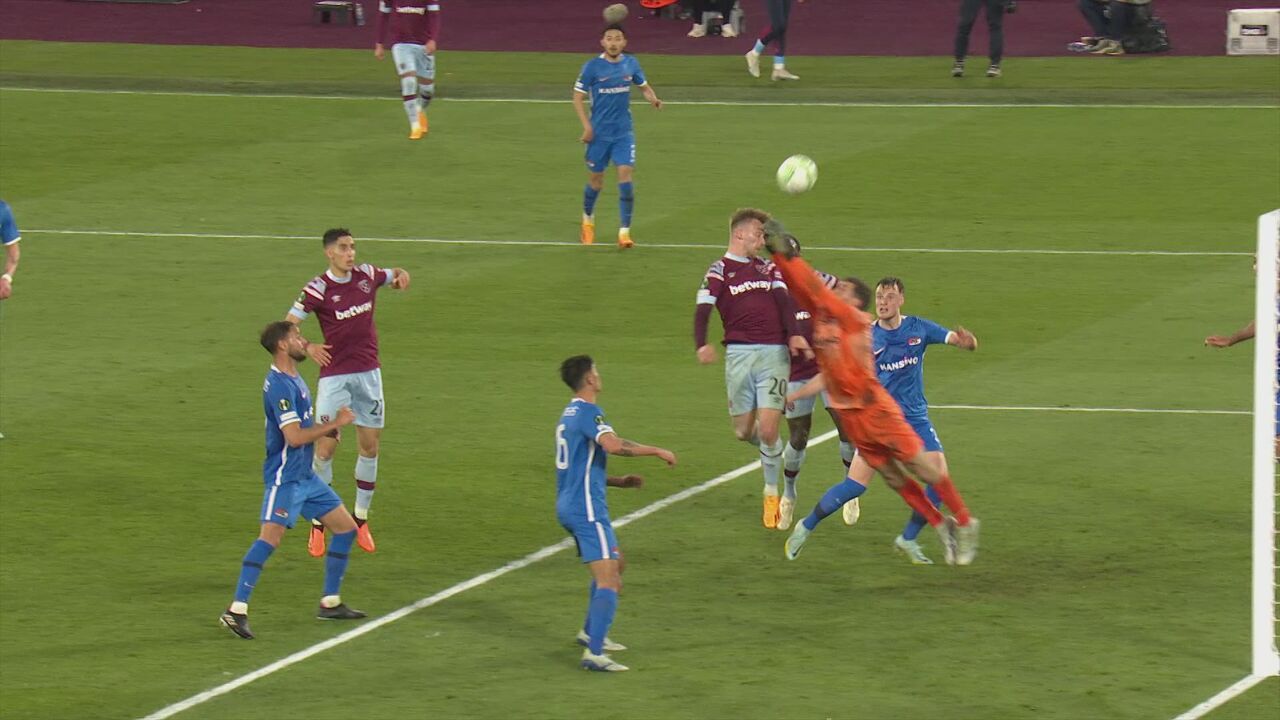 WATCH: A painful penalty mistake Ryan (ex-club) makes AZ collapse against West Ham |  European Conference League 2022/2023