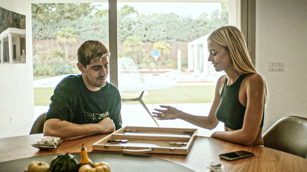 Courtois speelt spelletjes met zijn vriendin Mishel.