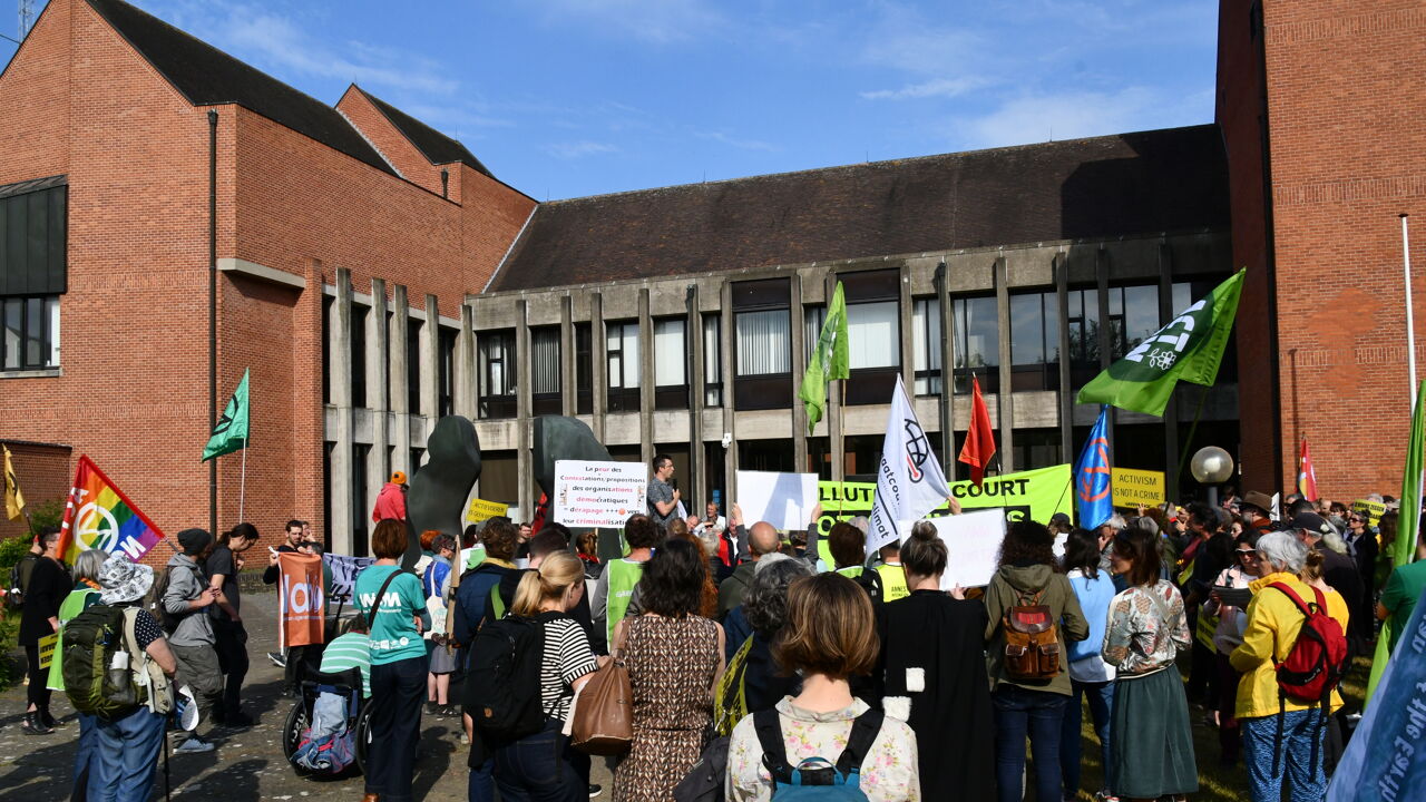 Protest Aan Gerechtsgebouw Brugge Bij Start Van Proces Tegen ...